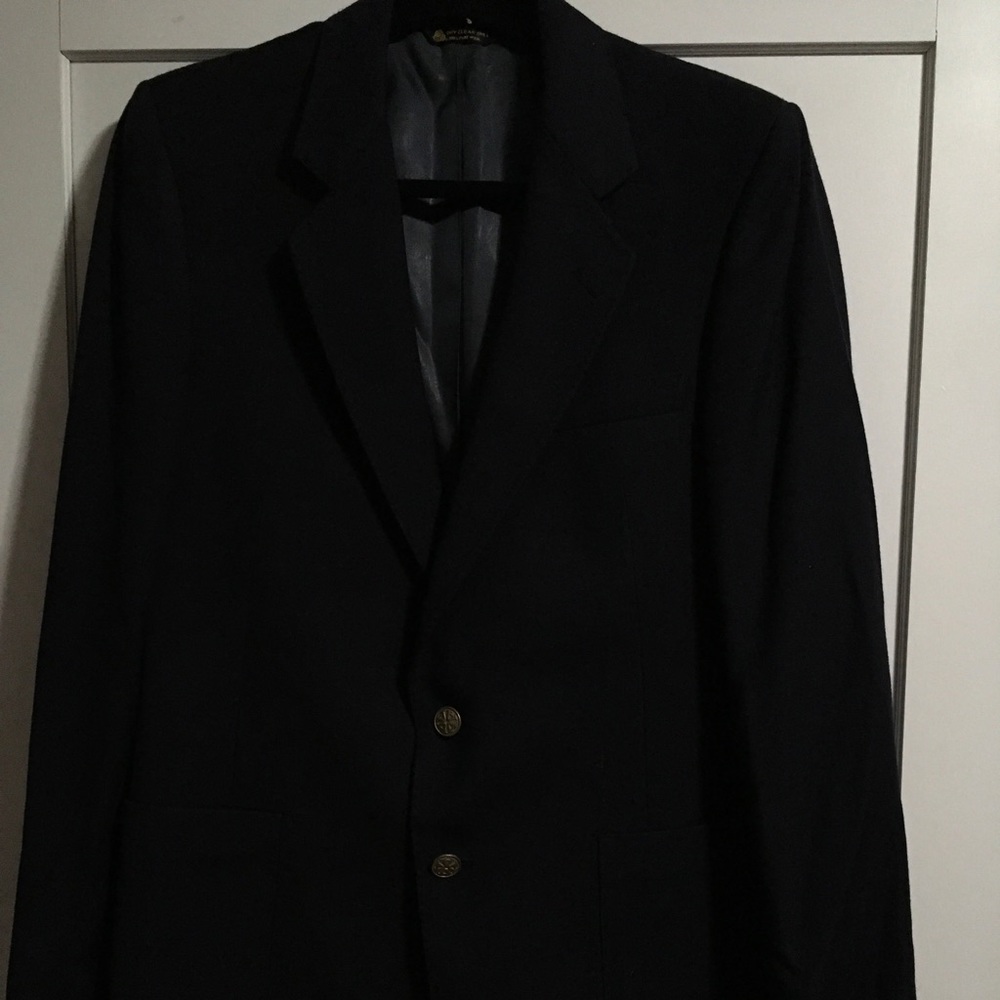Like new men’s 2 button suit jacket.